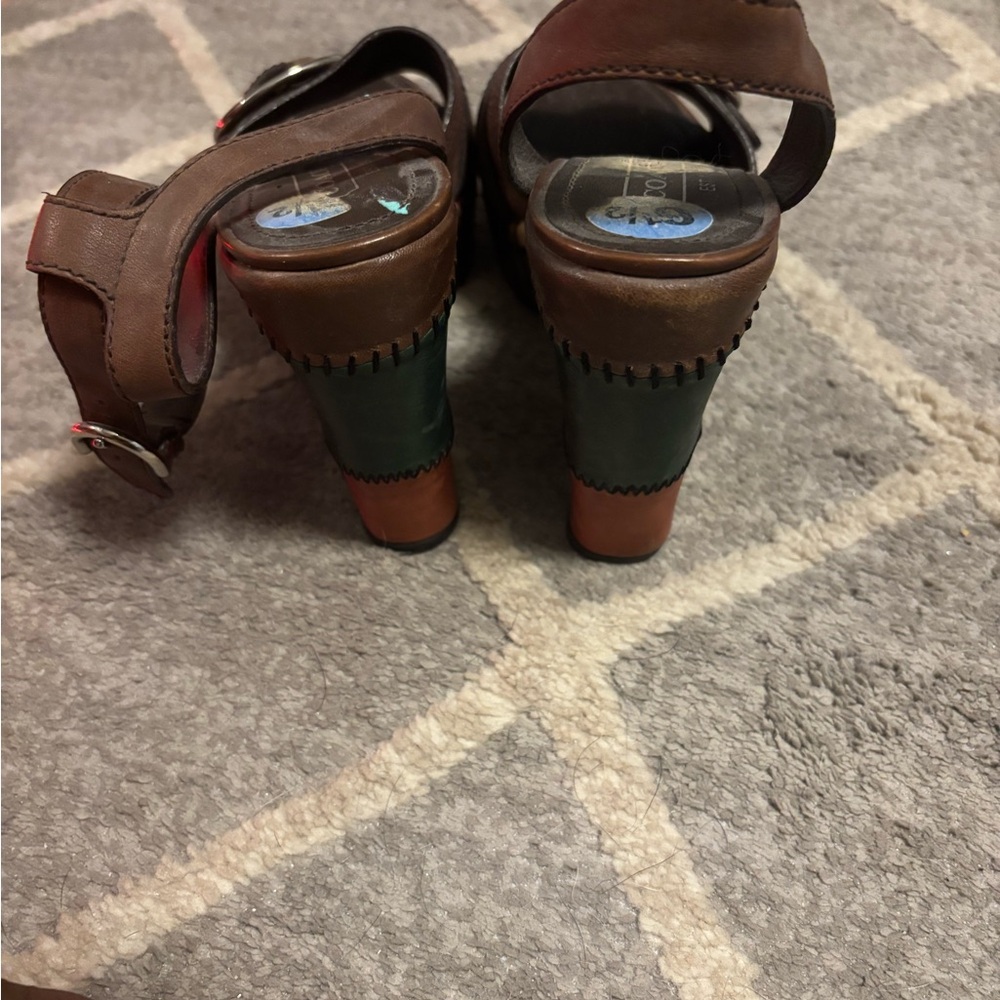 Cute patchwork wedge 👠
OFFERS ARE SO WELCOME 🚨 ONE OF STRAPS IS MISSING ‼️ - Picture 2 of 5
